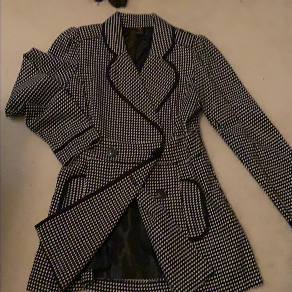 Women’s trench coat. Very very good condition.